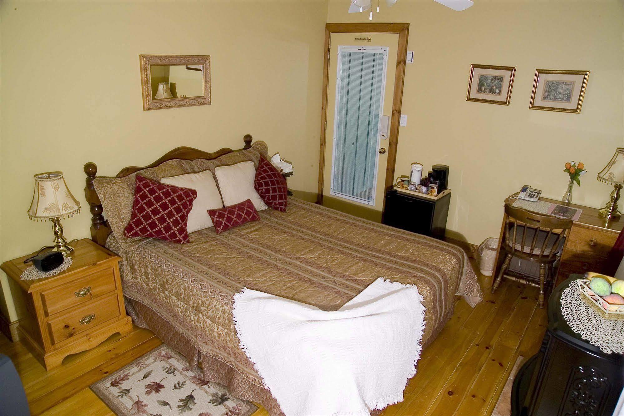 Weatherpine Inn Niagara-on-the-Lake Екстериор снимка
